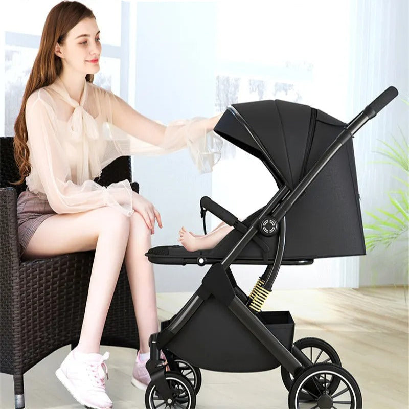 Maman, assise, regarde bébé allongé dans une poussette canne compacte noire ouverte