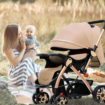 maman avec son bébé dans les bras, dans un parc, à côté d'une poussette 3-en-1 pratique

