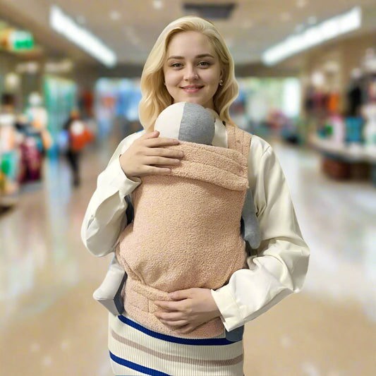 maman avec porte bébé ergonomique




