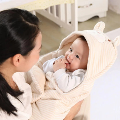 maman porte bébé dans nid d'ange cosy beige 