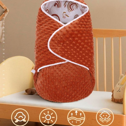 Nid d’ange bébé cosy sur un lit avec petites peluches