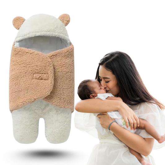 Nid d'ange cosy tête d'ours kaki, maman tient bébé dans ses bras et l'embrasse sur la joue
