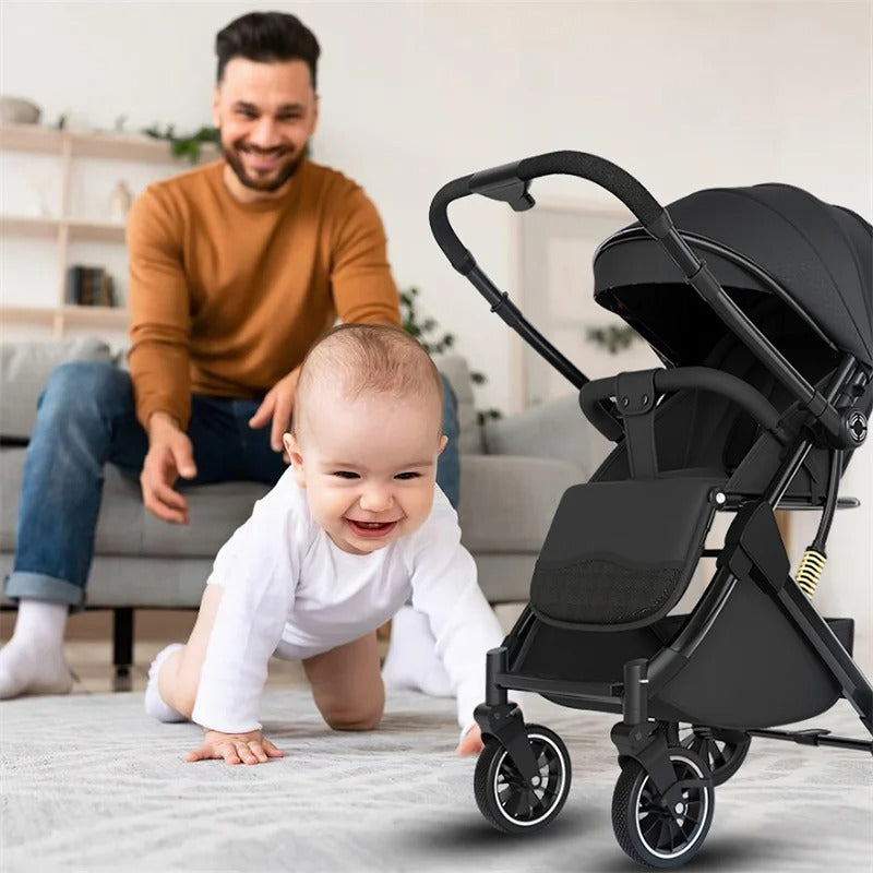 Papa, assis, regarde bébé ramper sur le tapis et se diriger vers la poussette canne compacte noire ouverte

