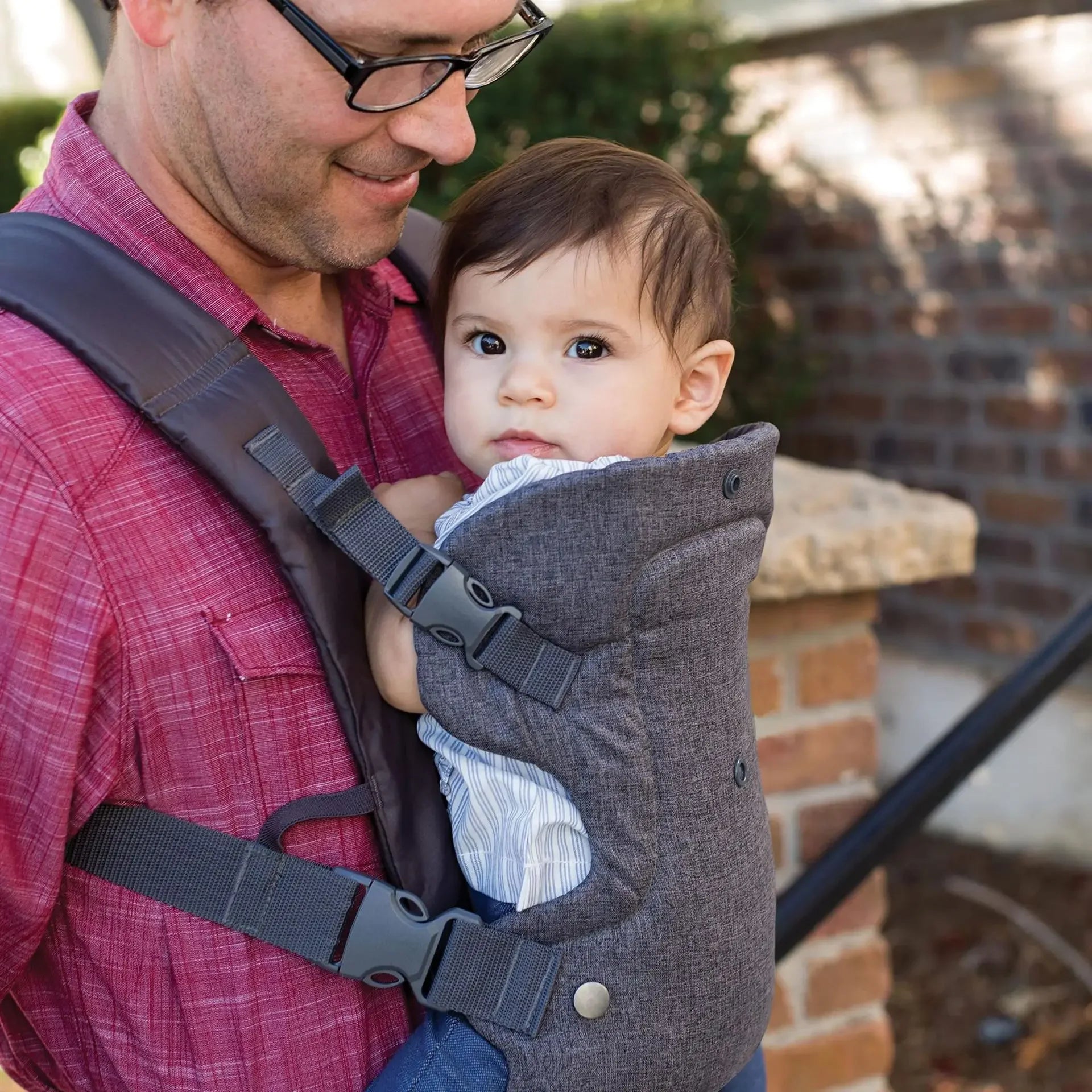 Papa utilise un porte bébé pour porter son bébé