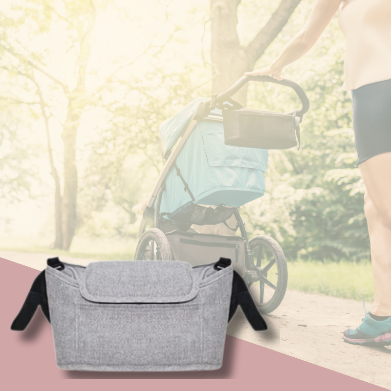 Maman poussant une poussette avec un sac a langer bebe gris à côté